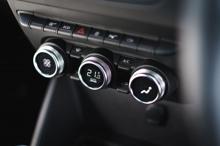 Детали интерьера Dacia Duster Prestige 2018 года  (UK) (фото 25 из 40)